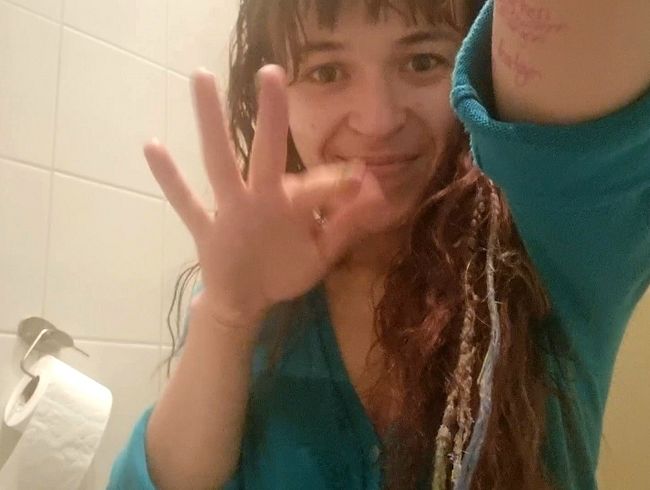 LinaWinter's Porno Video: Badezimmer Session mit WäscheKlammern - BuschRASUR