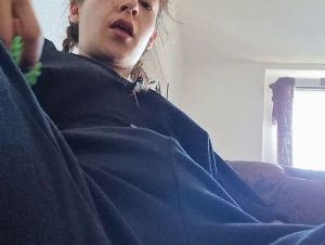 LinaWinter Porno Video: Auf der COUCH BEI FREUNDEN - HEIMLICH im WOHNZIMMER phantasiert