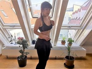 LinaWinter Porno Video: Deine Blicke machen mich schwach... (Teil 1)