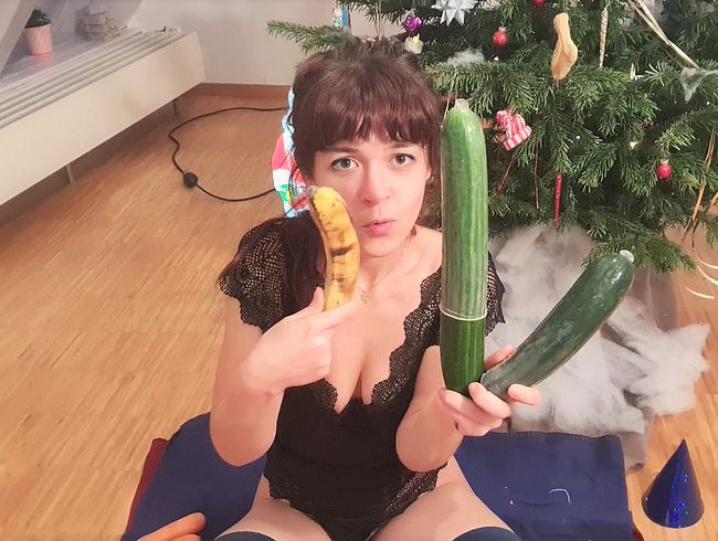 LinaWinter Porno Video: Linas s*xWorkShop - Wie TIEF passt eine GURKE in mich?
