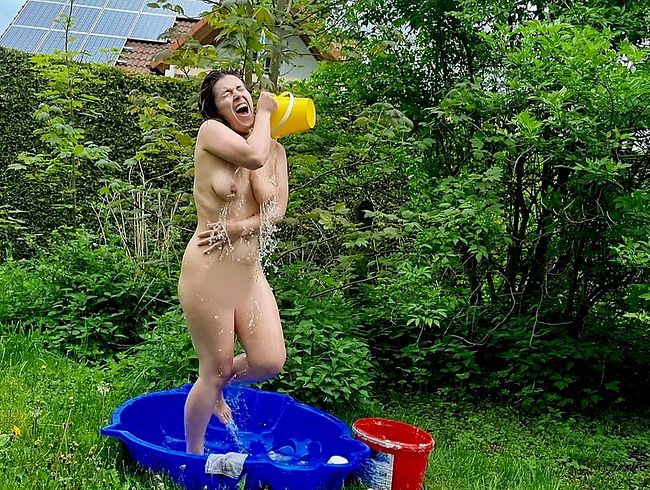 LinaWinter Porno Video: VOUYERVIDEO - Eiskalte Dusche unter Beobachtung